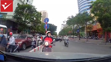 Nữ 'ninja Vespa' chạy lấn làn, bị tài xế ô tô ép lùi trên phố Hà Nội
