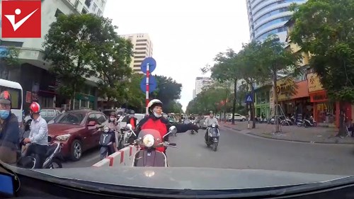 Nữ 'ninja Vespa' chạy lấn làn, bị tài xế ô tô ép lùi trên phố Hà Nội