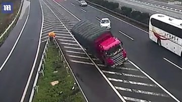 Xe con liều lĩnh cắt ngang làn cao tốc làm xe tải lật nhào