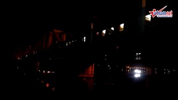 Lái ô tô tông vào thành cầu rồi nhảy sông tự tử trong đêm