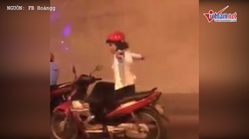 Người phụ nữ đi xe máy thả 2 tay trong hầm Kim Liên