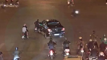 Toàn cảnh vụ ô tô kéo lê người trên phố ở ngã 6 Ô Chợ Dừa
