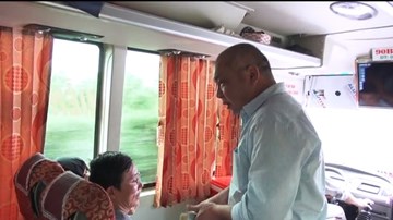 Ấm lòng tài xế chở miễn phí cho bệnh nhân ung thư