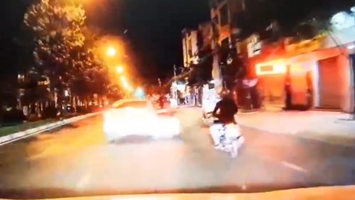 Ô tô 'nổi điên' ép xe máy kẹp 3 và cái kết bất ngờ