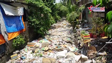 Rác kín đặc, bức tử đường thoát nước từ sân bay Tân Sơn Nhất