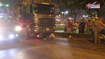 TP.HCM: Xe ben cuốn xe máy vào gầm, 2 vợ chồng thương vong