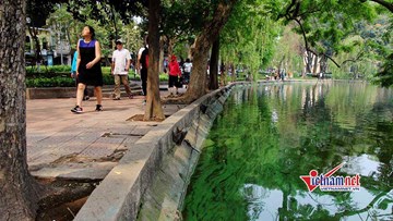 Hà Nội: Xuất hiện váng nước lạ trải dài ven hồ Gươm