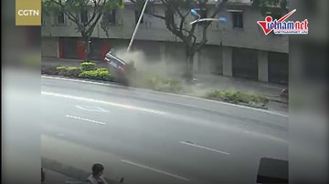 Ô tô lộn trên dải phân cách, san phẳng biến báo cột đèn vì tài xế say