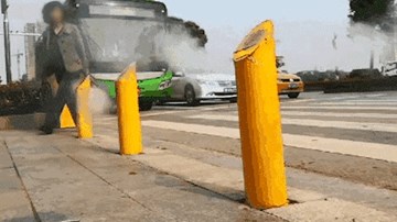 Máy phun sương, tự động xịt ướt quần người đi bộ sai luật