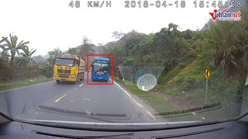 Xe khách vượt kiểu 'giết người' trên đèo Thung Khe, suýt đấu đầu ô tô con