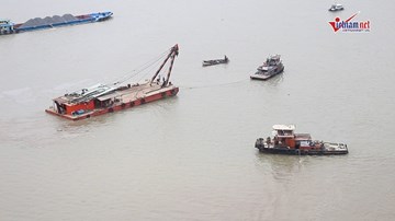 Sà lan trăm tấn đâm nhau chìm dưới chân cầu Phú Mỹ