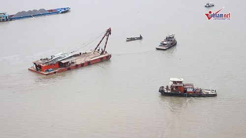 Sà lan trăm tấn đâm nhau chìm dưới chân cầu Phú Mỹ