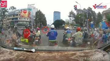 Cướp giật túi xách, kéo lê cô gái hàng chục mét qua ngã tư ở Sài Gòn