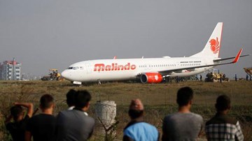 Nepal: Máy bay trượt dài, 'nằm ăn vạ' trên bãi cỏ, hàng nghìn khách mắc kẹt