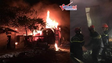 Hà Nội: Nhà xưởng hàng trăm m2 cháy ngùn ngụt trong đêm
