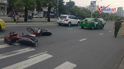 Tai nạn xe máy, người đàn ông bị taxi cán qua người