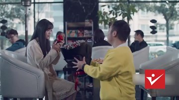 Khắc nhẫn cầu hôn được bạn gái trả tiền mua lại và cái kết không thể ngờ
