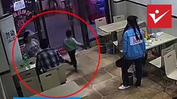 Bà bầu cố tình ngáng chân bé trai 4 tuổi trong nhà hàng gây phẫn nộ