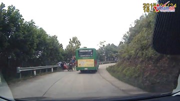 Cố vượt xe buýt ở khúc cua, xe máy chở 3 tông trực diện xe ngược chiều