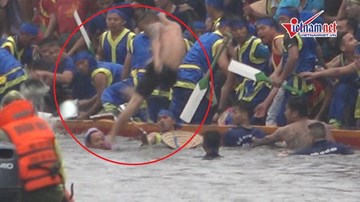 Thanh niên 'thủy chiến' trong lễ hội đua thuyền làng Đăm