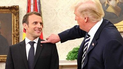 Những cử chỉ 'yêu không chịu nổi' TT Trump dành cho ông Macron