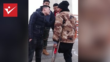 Bắt vạ người khuyết tật để kiếm tiền đi nhậu và cái kết bất ngờ