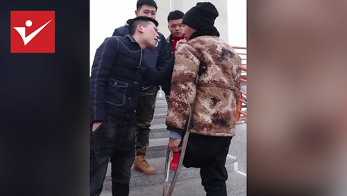 Bắt vạ người khuyết tật để kiếm tiền đi nhậu và cái kết bất ngờ