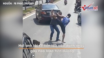 Va chạm giao thông, 2 người đàn ông lao vào đánh nhau giữa đường