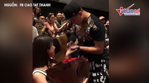 Diệp Lâm Anh bật khóc khi bạn trai cầu hôn trong rạp chiếu phim