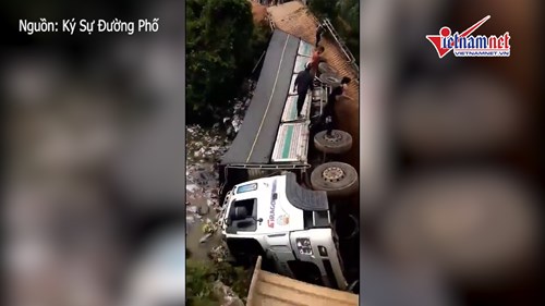 Xe tải làm sập cầu và rơi xuống sông ở Lâm Đồng