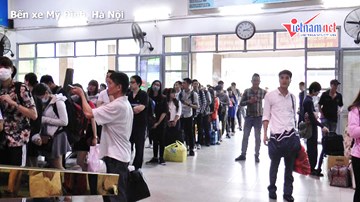 Dòng người xếp hàng mua vé về quê ở các bến xe Hà Nội