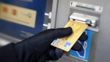 Cận cảnh máy ATM nghi gắn thiết bị trộm thông tin người dùng tại Hà Nội