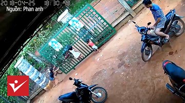 Cổng sắt đổ sập, đè lên người 2 em bé khi đang đùa nghịch