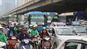 Đường sá kẹt cứng, bến xe hỗn loạn trước đợt nghỉ lễ 30.4