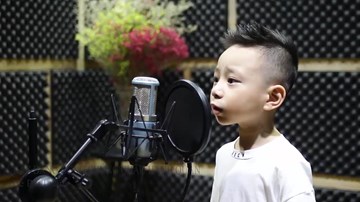 Cậu bé 4 tuổi hát “Bác đang cùng chúng cháu hành quân” gây sốt MXH