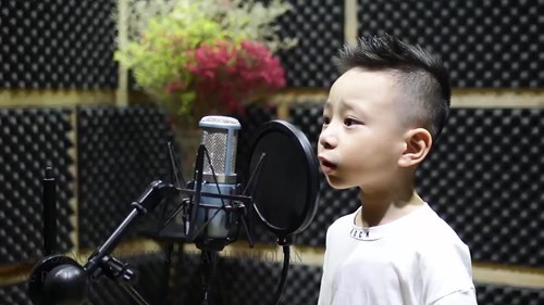 Cậu bé 4 tuổi hát “Bác đang cùng chúng cháu hành quân” gây sốt MXH