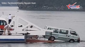 Ô tô 16 chỗ suýt trôi xuống biển khi qua phà đi Tuần Châu