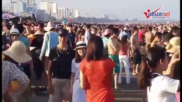 Chen nhau tìm chỗ tắm ở bãi biển Sầm Sơn
