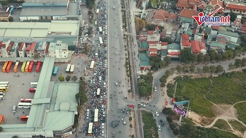 Dòng người ùn ùn trở lại Thủ đô sau kỳ nghỉ lễ