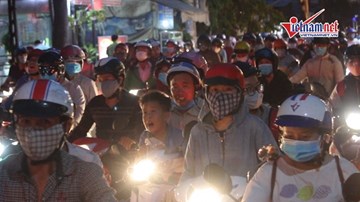 Dân quay lại Sài Gòn sau lễ, cửa ngõ Đại học quốc gia ùn tắc kinh hoàng