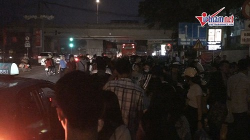 Bến xe Hà Nội đông nghẹt người sáng ngày đầu sau nghỉ lễ