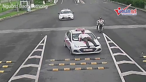 Taxi đâm trực diện, hất nhân viên an ninh sân bay lên nắp capo