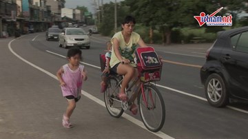 Bé gái 5 tuổi ngày ngày chạy bộ theo xe mẹ 2km từ trường về nhà