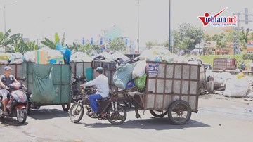Rác hôi thối tràn ra đại lộ nghìn tỷ ở Sài Gòn