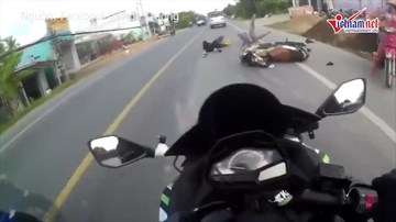 Tránh phụ nữ đi ngược chiều, xe máy va vào ô tô ngã nhào trên quốc lộ