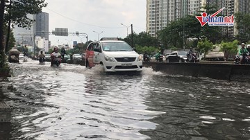 Đường Sài Gòn ngập sâu nửa mét trong mưa lớn, siêu máy bơm 'tê liệt'