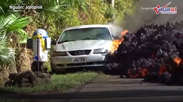 Dòng dung nham đỏ rực tràn ra đường 'nuốt chửng' xe hơi ở Hawaii