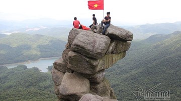 Đứng tim nhìn phượt thủ liều leo núi Đá Chồng chênh vênh bên vực sâu