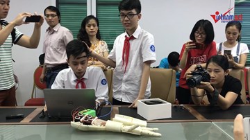 Màn điều khiển cánh tay bằng suy nghĩ của 2 học sinh lớp 8