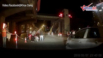 Xe máy tự ngã và phản ứng của người điều tiết giao thông gây tranh cãi